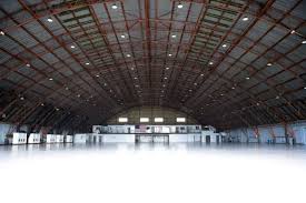 The Venue Is An Enormous Airplane Hangar At The Santa Monica Airport An Air Strip Serving Private Jet Owners From Sou Santa Monica Airplane Hangar Maine House