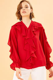 Yakasi Ve Kollari Firfirli Kirmizi Gomlek Red Shirt Kirmizi Gomlek Gomlek Moda Stilleri Kadin Olmak