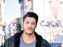 Öner erkan çukur adlı dizide halen oynamaktadır. Cukur Basliyor