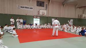 Olympiasieger günther neureuther bei einer judo trainingsstunde mit den geschwistern heidi (links) und martina ott, deutschland 1980er jahre. Judo In Dusseldorf Techniklehrgang Mit Olympiasieger Und Ehemaligen Bundestrainer Frank Wieneke