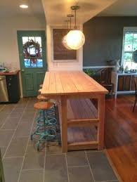 Zur zeit liegen palettenmöbel voll im trend und werden immer beliebter paletten sind günstig, leicht zu bekommen und groß genug, um geräumige möbelstücke, wie ein bett oder einen strandkorb, selber zu bauen. Kucheninsel Selber Bauen Aus Paletten 31 Modell Anregungen Kucheninsel Sitz Schmale Kucheninsel Kuche Mit Insel