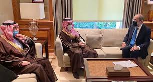 عوض الله وهو رئيس سابق للديوان الملكي وشخصية إشكالية بالعادة ومعه الشريف بن زيد وهو ومع تحويل عوض الله إلى المحكمة يمكن القول بأن البوصلة الرسمية خسرت شخصية. Ù†Ø´Ø±Ø© Ø§Ù„Ø®Ø§Ø±Ø¬ÙŠØ© Ø§Ù„Ø³Ø¹ÙˆØ¯ÙŠØ© ØªÙ†ÙÙŠ Ø·Ù„Ø¨Ù‡Ø§ Ù…Ù† Ø§Ù„Ø§Ø±Ø¯Ù† Ø§Ù„Ø§ÙØ±Ø§Ø¬ Ø¹Ù† Ø¨Ø§Ø³Ù… Ø¹ÙˆØ¶ Ø§Ù„Ù„Ù‡ Cnn