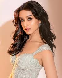 Stylist and makeup artist of Shraddha Kapoor deserves a raise, just look at  her😍 : rBollyBlindsNGossip
