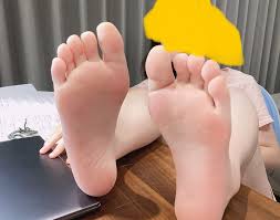 feather on X: 随手一拍～ 挠脚心挠痒痒tickle tk  足控女大学生裸足怕痒t.co2x1JhIv0Ig  X