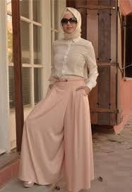 Kemerli Acik Renk Yazlik Kapakli Etekli Pantolon Modeli Ortuluyum Com Tesettur Giyim Modelleri Ve Tesettur Mod Islami Moda Musluman Modasi Basortusu Modasi