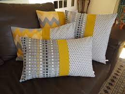 Housse Coussin Graphique Grise Et Jaune Moutarde Rectangulaire Textiles Et Tapis Par Michka Coussin Gris Et Jaune Housse De Coussin 40x40 Coussin Graphique