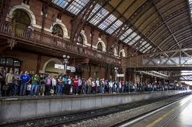 Sao paulo metro & cptm. Leutewartezug An Der Einstiegplattform Der Luz Station Des Cptm In Der Zentralregion Von Sao Paulo Redaktionelles Stockfotografie Bild Von Region Brasilien 109034737