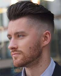 Es un estilo que se enfoca en reducir el grosor del cabello en áreas específicas. Mid Fade Corte De Pelo Taper Bajo Peinados