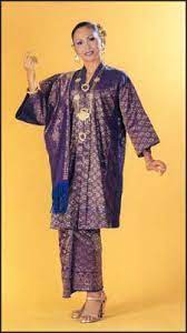 Pakaian melayu adalah pakaian tradisional di beberapa negara seperti malaysia, singapura, dan indonesia. Baju Kurung Tradisional Johor