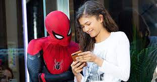 Like really, really afraid of them. Tom Holland Trinkt Spider Man Wirklich Durch Die Augenlocher