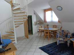 Das gebäude verfügt über 14 ferienwohnungen , sowie gaststätte mit tagungsraum und liegt in reizvoller lage direkt am see. Wohn Kuchenbereich Mit Treppe Zu Den Schlafzimmern Bild Von Haus Am See Stiege Tripadvisor