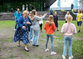 Jun 14, 2021 · solberg håpar møtet kan bli starten på ein ny dialog mellom usa og russland, spesielt om nedrusting. Staselig Besok Pa Sommerskolen Drammen Kommune