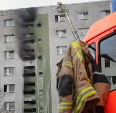 Berlin Biesdorf Grosseinsatz Der Feuerwehr 13 Verletzte Bei Hochhausbrand Welt