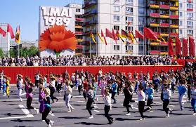 Kapitalistische propaganda ist nicht aufzuklären und zu informieren, sondern zu behandeln. Friedliche Revolution Deutsche Einheit 1990