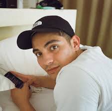 Anyone else's heart beats above 128bpm when they go “Lemme see your phone…”  ? 💀