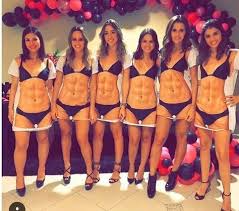 Un vestido palabra de honor, con tirantes y tul en los extremos para darle mas pomposidad, los guantes calados y el extremo de atrás mas caído para dar el efecto de cola. 36 Ideas De Disfraces Despedida De Soltera Disfraces Despedida De Soltera Disfraces Despedida De Soltera