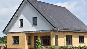 Wenn der neue anstrich dem alten anstrich genau entsprechen soll, leihen sie sich im baumarkt die infrage kommenden farbmuster aus. Fassadenanstrich Fassadengestaltung Erwin Janssen Malerbetrieb Gmbh Malerbetrieb In Jever Schortens Wangerland Wilhelmshaven Friesland