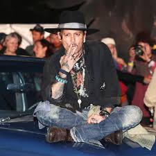 How johnny depp lost the top of his middle finger is proving key to a libel case he has brought but mr depp claims ms heard threw a glass bottle at him, which smashed and fractured his finger, before. Johnny Depp Spricht Uber Drogen Geld Und Die Asche Seines Idols Stern De