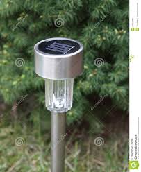 Vente en ligne de lampes solaires led d�coratives pour jardin sur la boutique en ligne sp�cialis�e dans l'�nergie solaire solairepratique.com. Lampe Solaire Actionnee De Jardin Image Stock Image Du Actionnee Lampe 14651089