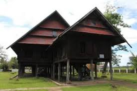 Rumah bugis makassar berbentuk panggung dan memiliki timpalaja. Mengenal Ragam Rumah Adat Sulawesi Selatan Damainesia