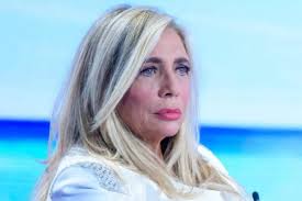 Mara Venier dopo la morte della madre: "Chiesi di farmi una puntura, non  volevo lasciarla"