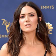 You've never seen mandy moore like this before! Mandy Moore Wears Custom Rodarte And Beachy Waves To Emmys