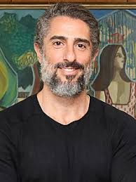 Esta foto do marcos mion de peruca provavelmente vai me deixar sequelas. Marcos Mion Wikipedia