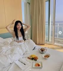 한예슬, 브라톱 한장 달랑 입고 호텔서 으리으리한 브런치