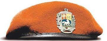 Uniformados con su boina roja, botas si quieres conversar con algún preso, tienes que esperar que lo llamen y vaya a una mesa de madera cuadrada, donde están dos funcionarios con boinas rojas. Boina Roja De La 42 Brigada De Infanteria Paracaidista Del Ejercito Nacional De Venezuela Red Beret Of The 42nd Air Military Beret Military Headgear Military