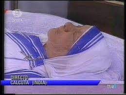 De pequeña estatura, firme como una roca en su fe, a madre teresa de calcuta le fue. Funeral De Estado Por La Madre Teresa De Calcuta 13 De Septiembre De 1997 Youtube