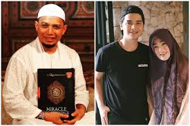 Make up artist & muallaf (chinesse muslim). Sekarang Dikabarkan Cerai Dari Alvin Faiz Larissa Chou Sempat Pamerkan Tasbih Peninggalan Mendiang Sang Mertua Menantu Ustaz Arifin Ilham Apa Yang Dicari Di Dunia Ini Tidak Akan Abadi Semua Halaman