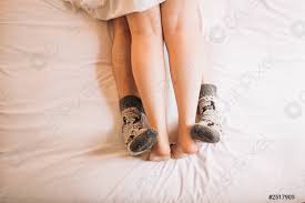 Es will nicht so recht ein gefühl der entspannung aufkommen, sondern du liegst wach im bett. Mannliche Und Weibliche Fusse Im Bett Unter Der Foto Vorratig Crushpixel