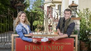 Former qanoner wonders if she put trump above god. Sturm Der Liebe Ard Lucy Darstellerin Wutet Gegen Corona Regeln Film Tv Serien