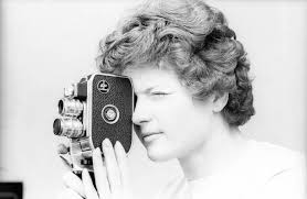 Helga Hoffmann mit Mekki Figur Privat, Einzelbild