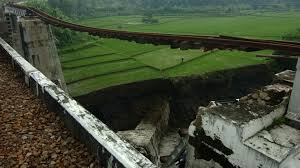 Kodepos kelurahan/desa klampok kecamatan wanasari kabupaten/kota brebes propinsi jawa tengah. Jembatan Kereta Api Ambruk Di Brebes