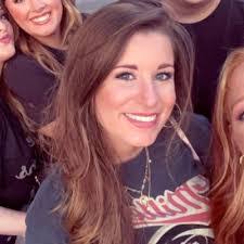 Allie Wade's Instagram, Twitter & Facebook