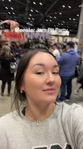 Jacqueline Arndt's Instagram, Twitter & Facebook