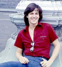 Mai 1951 in rom als claudio enrico paolo baglioni) ist ein italienischer cantautore und sänger, der seit 1970 tätig ist. Claudio Baglioni Storia Con Foto E Video