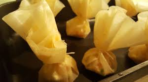 Recette Feuilletines De Saumon Fume Ciboulette Et Duo De Fromage Frais En Video Recette Cuisine Et Boissons Saumon Fume Recette