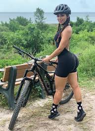 Melissa Alvarez Instagram Missmelissaalvarez Thosepopsocks Bluebodybrazil Cycling Women Cycling Girls Bicycle Girl
