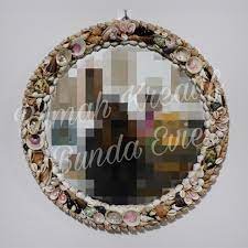 Kulit dari kerang ternyata bisa dibuat beragam jenis kreasi dengan berbagai bentuk yang dihasilkannya lukisan yang ada pada gambar di atas merupakan sebuah lukisan yang dibuat menggunakan kulit atau cangkang kerang sebagai bahan utamanya. Cermin Gantung Frame Kulit Kerang Seashell Shopee Indonesia