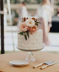 Take Me On Vacay Modern Meets Tropical Lakeside Wedding Green Wedding Shoes Copper Wedding Cake Modern Wedding Cake Wedding Cakes Vintage