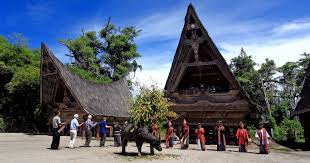 Secara garis besar rumah adat sumatera utara ini dikenal dengan nama rumah adat balon. 5 Rumah Adat Di Sumatera Yang Unik Dan Sarat Makna