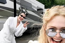 Dans le costume, je faisais peur à mes enfants, confie la star, très impliquée dans la création de son look. Angelina Jolie And Elle Fanning Along With Michelle Pfeiffer