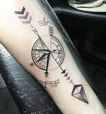 Dimension de la carte de tatouage 6cms par 10,5 cms poser un peu de bouquet de rose avec ce joli tattoo tout en courbes c'est un graphisme qui semble très proche d'un vrai tatouage. Epingle Par Jeyapal S Sur Buscar Tatouage Rose Des Vents Tatouage Geometrique Tatouage Fleche Boussole