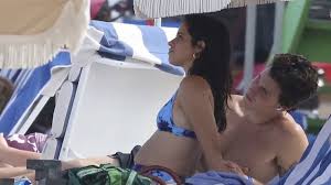 O mar com tons de azul esverdeado é calmo e forma várias piscinas naturais. Camila Cabello Desabafa Sobre Criticas A Seu Corpo Somos Mulheres Reais Popline