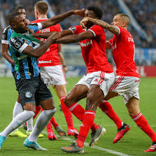 Grenal é o duelo entre os clubes brasileiros de futebol grêmio e internacional, que já se enfrentaram 430 vezes desde o ano de 1909. Tumulto Em Grenal Da Libertadores Lembrou Classico De 1969