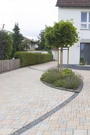 Freundliche Farbgestaltung In Der Einfahrt Mit Altstadtpflaster Rustica Sahara Beige Auch Baume Werde Garten Ideen Gestaltung Vorgarten Garten Vorgarten Ideen