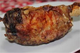 Salpimienta los codillos (frescos y sin piel) y ponlos en una olla rápida; Como Cocinar Codillo De Cerdo Asado Azafranes Y Canelas