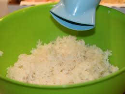 Dacă vreți ca după fierbere, orezul să nu fie lipicios, sau să aibă aspectul unui terci, respectați instrucțiunile de mai jos. Cum Preparam Orezul Pentru Sushi